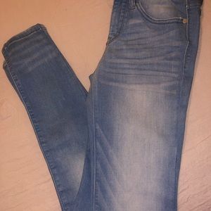 Judy blue skinny’s. Size 5/27. New but no tags. Never worn.